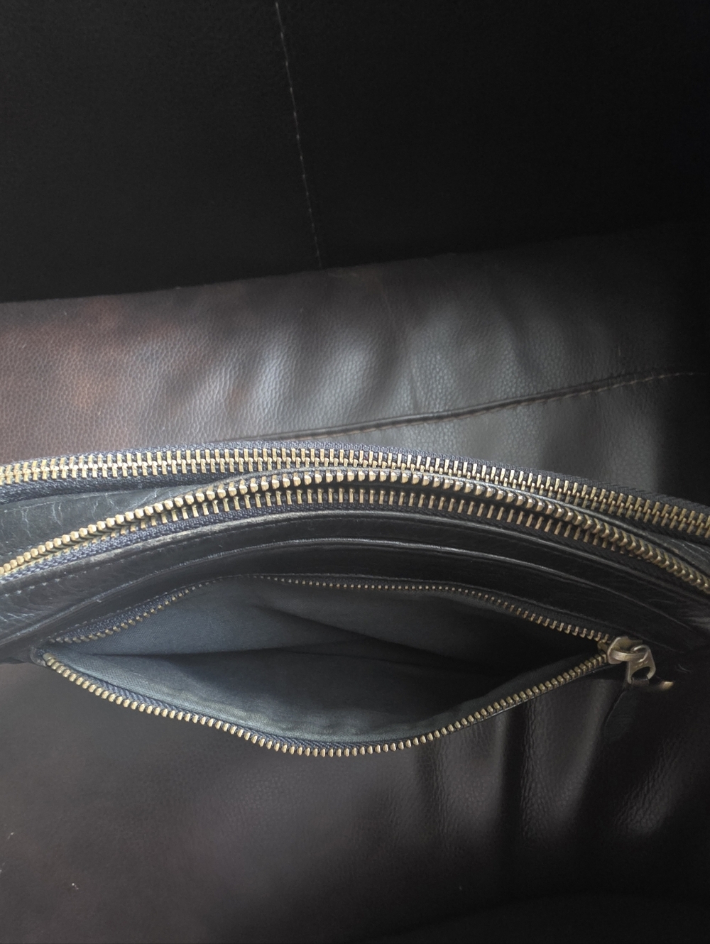 Valentino Garavani Black Leather Bag: Clutch, Dopp, or Organizer - Picture 5 of 10